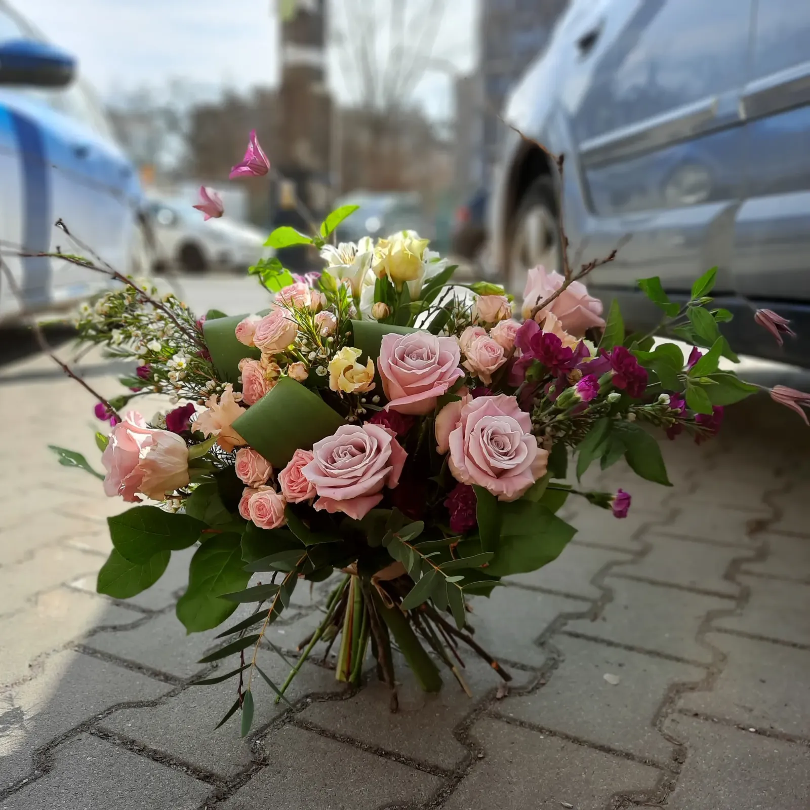 Bukiet z pudrowych róż i goździków - Wiosenna Pracownia Florystyczna, Kraków