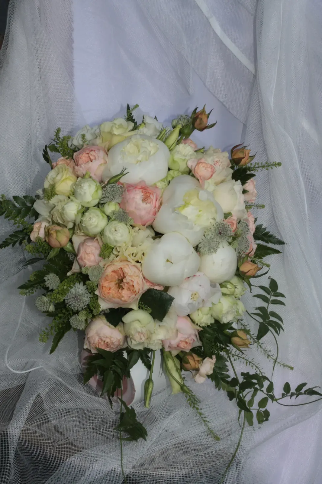 Pudrowy kaskadowy bukiet ślubny - Wiosenna Pracownia Florystyczna, Kraków