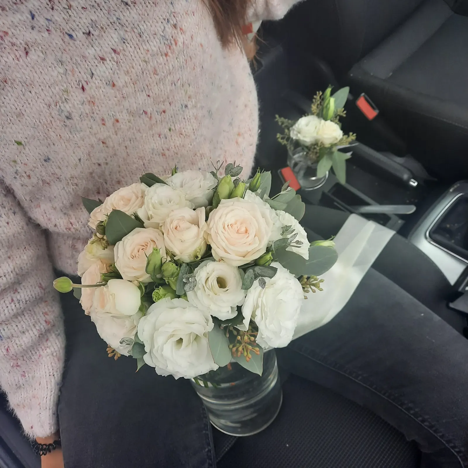 Bukiet ślubny z kremowych róż w wazonie - Wiosenna Pracownia Florystyczna, Kraków