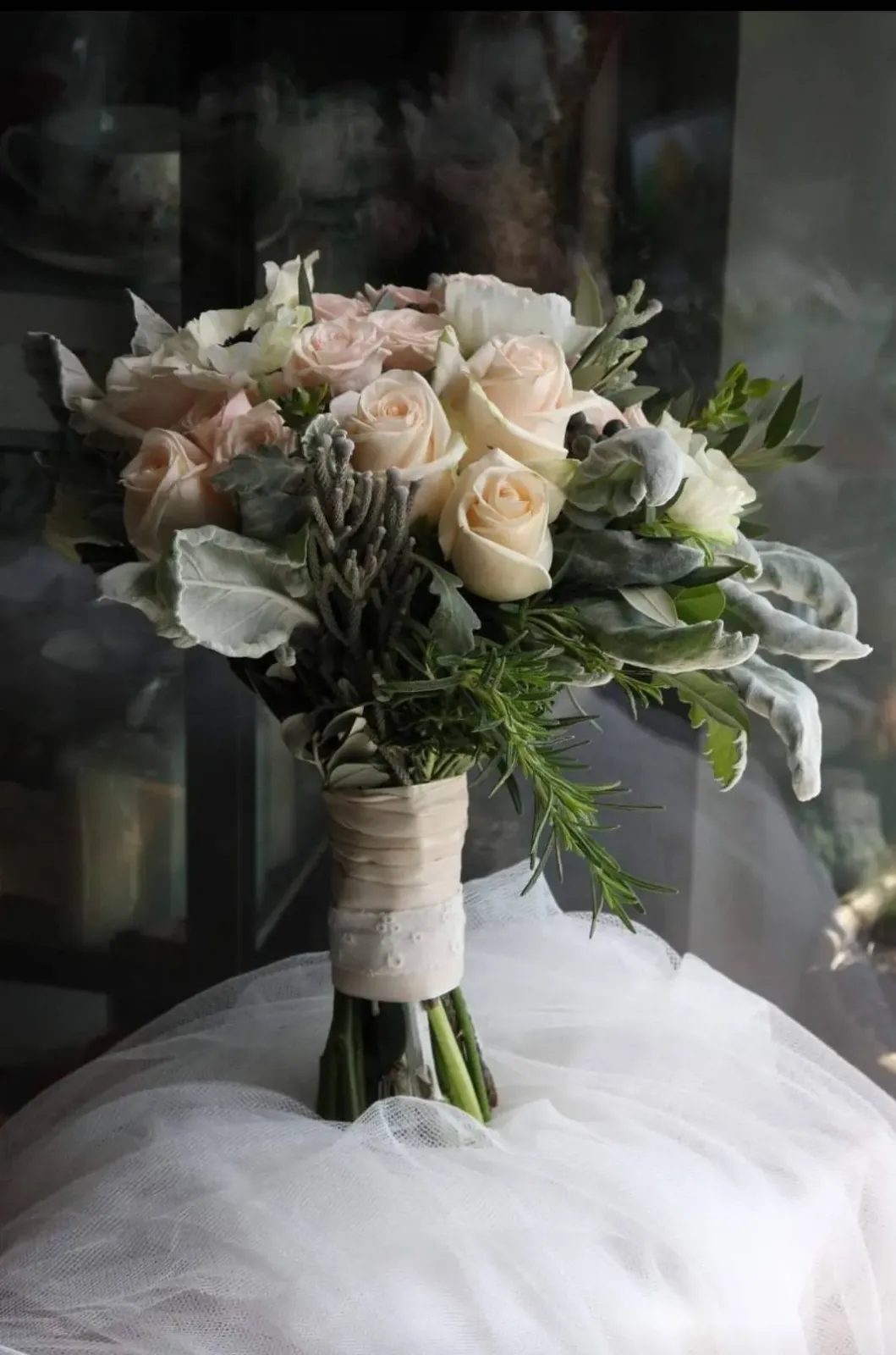 Bukiet ślubny z pudrowych róż i srebrzystej zieleni - Wiosenna Pracownia Florystyczna, Kraków