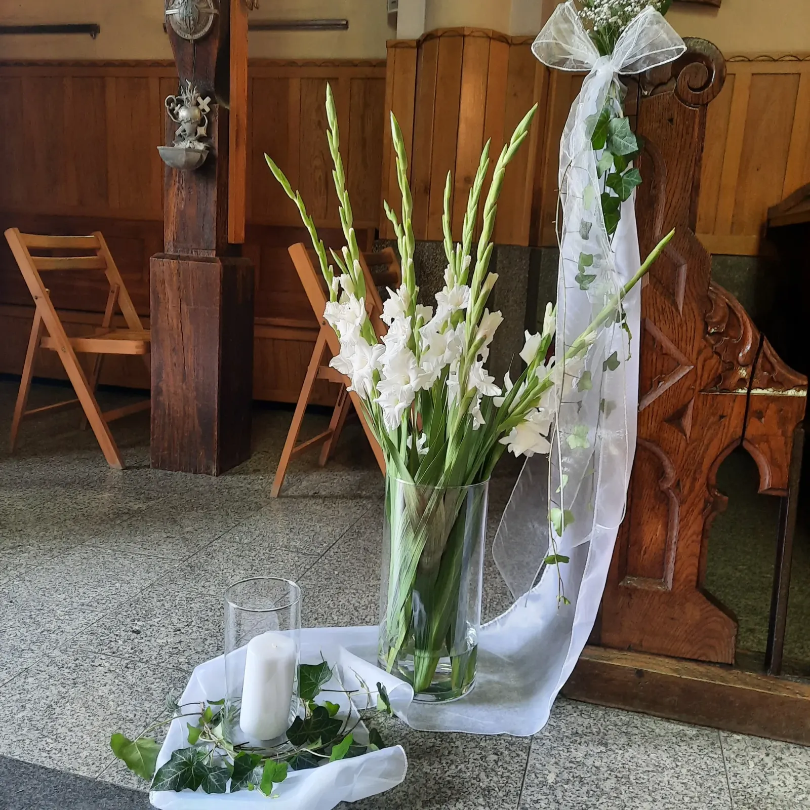 Dekoracja kościoła z białych mieczyków - Wiosenna Pracownia Florystyczna, Kraków