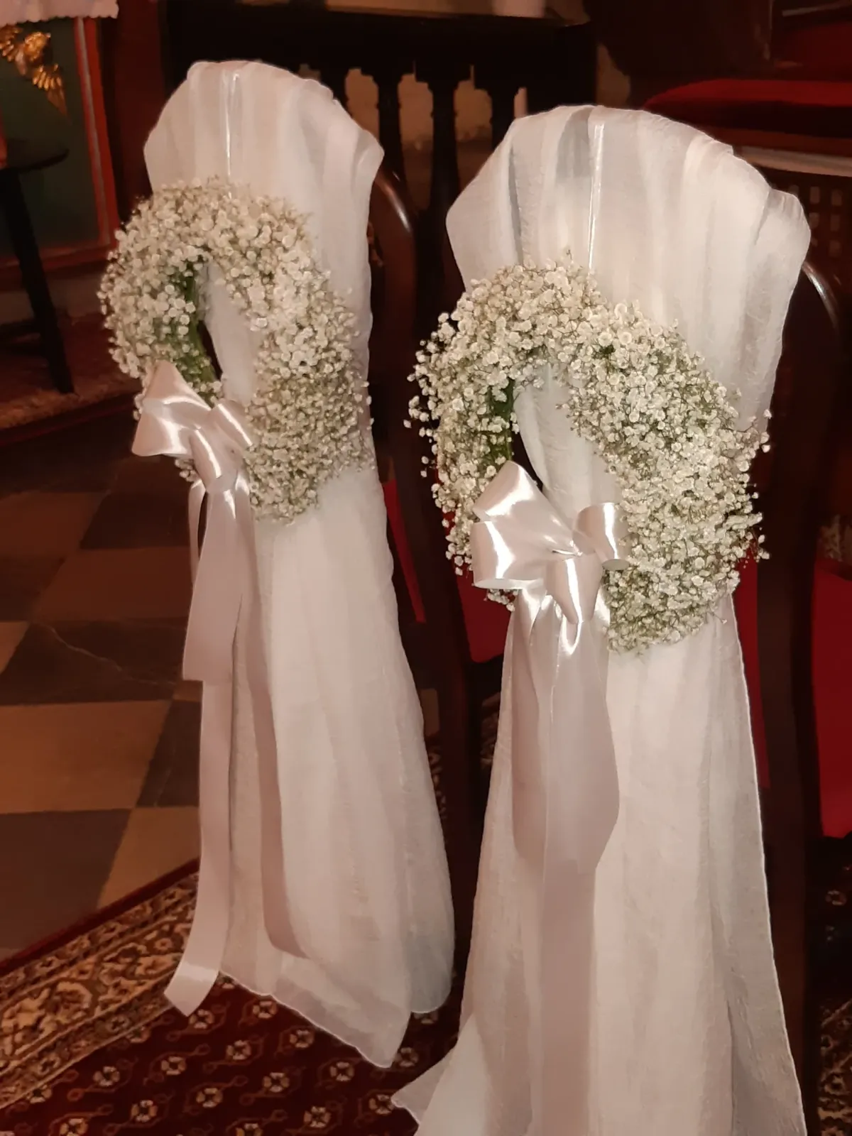 Dekoracja krzeseł pary młodej z wiankami z gipsówki - Wiosenna Pracownia Florystyczna, Kraków