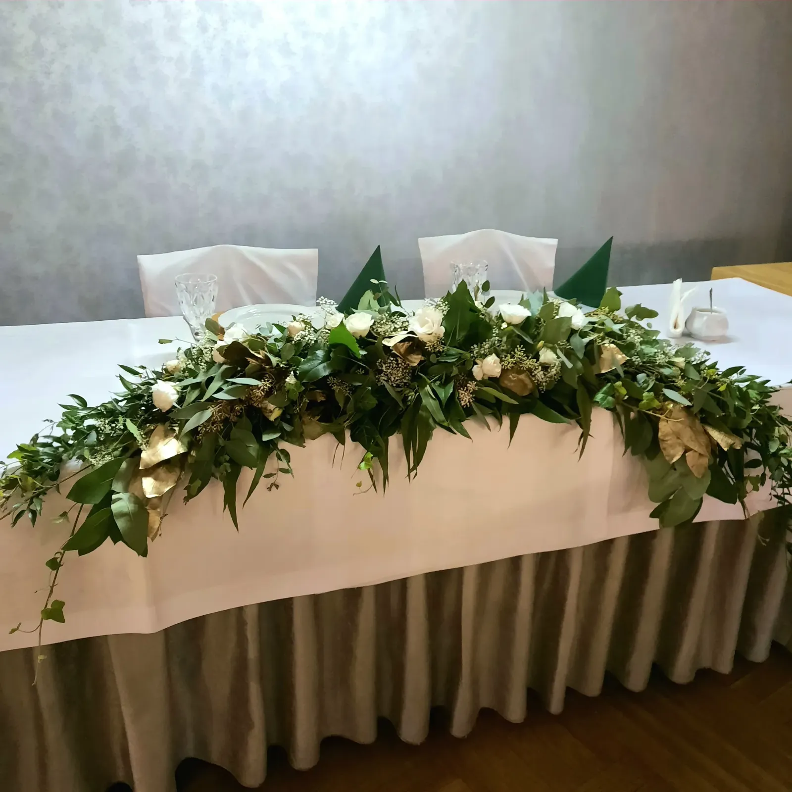 Dekoracja stołu pary młodej z zieleni i białych kwiatów - Wiosenna Pracownia Florystyczna, Kraków
