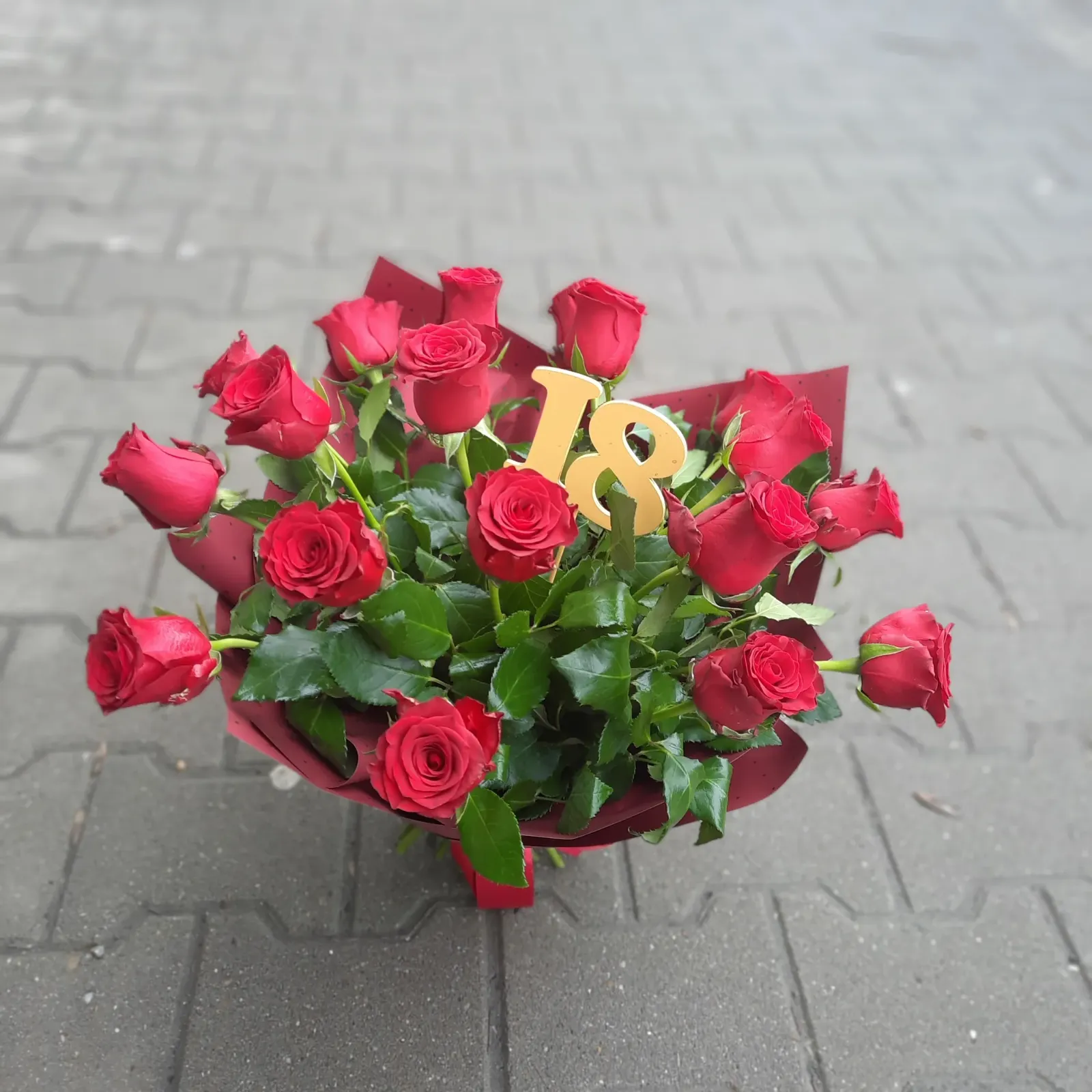 Kompozycja z czerwonych róż z ozdobą „18” na urodziny - Wiosenna Pracownia Florystyczna, Kraków
