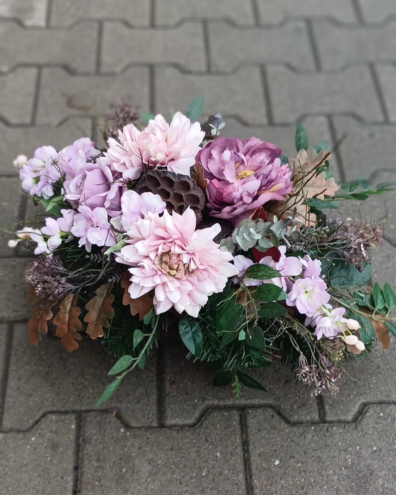 Liliowa kompozycja nagrobna z daliami - Wiosenna Pracownia Florystyczna, Kraków