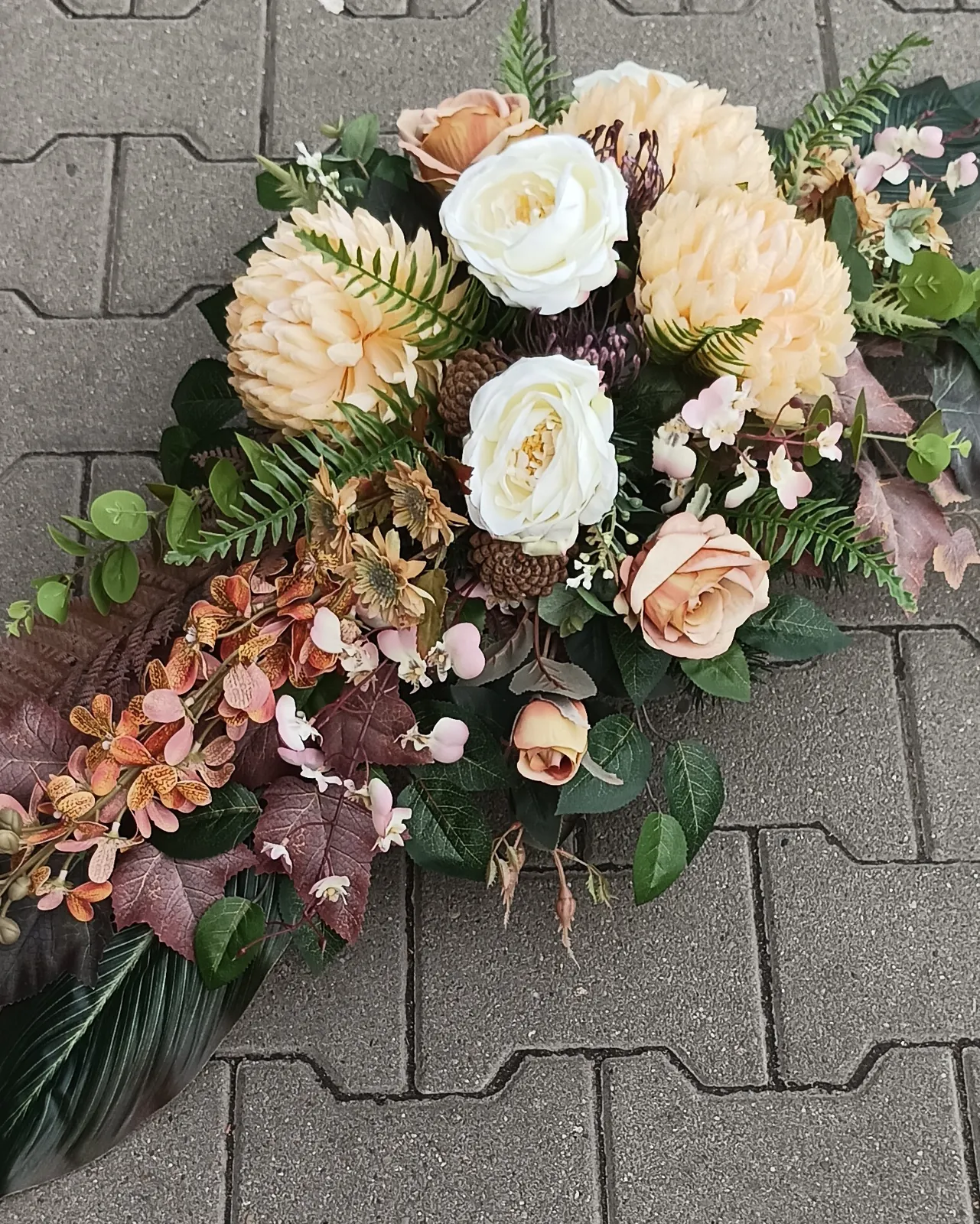 Kremowa kompozycja nagrobna z różami i jesiennymi liśćmi - Wiosenna Pracownia Florystyczna, Kraków