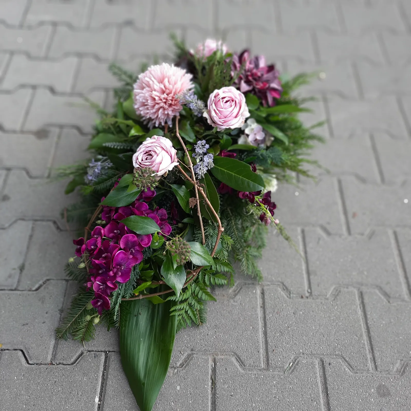 Różowo-fioletowa kompozycja nagrobna ze storczykami i daliami - Wiosenna Pracownia Florystyczna, Kraków