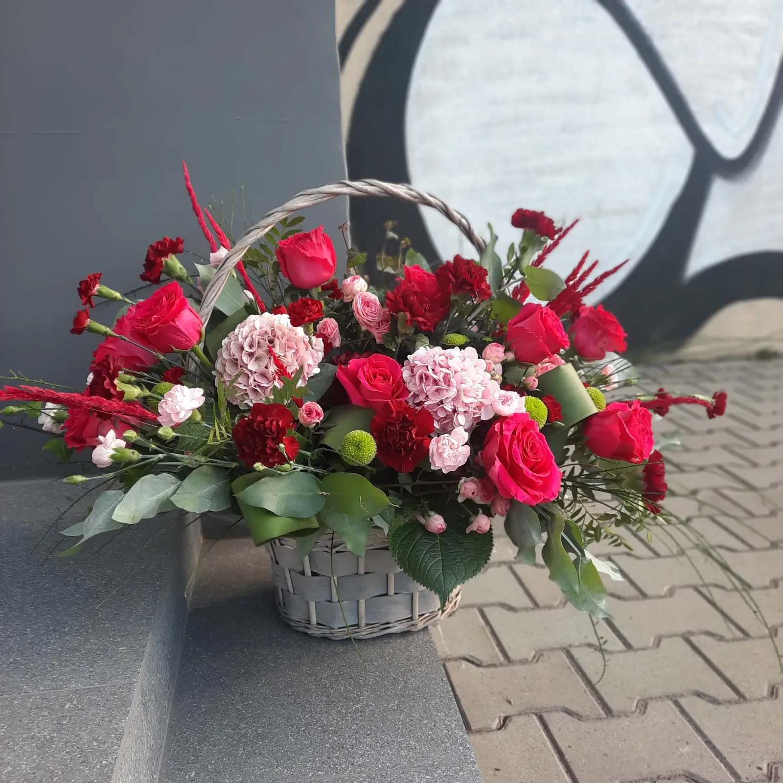Kosz z czerwonymi różami i goździkami - Wiosenna Pracownia Florystyczna, Kraków