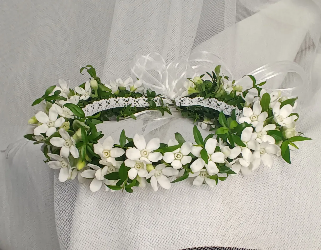Wianek komunijny z białych kwiatów z koronką - Wiosenna Pracownia Florystyczna, Kraków