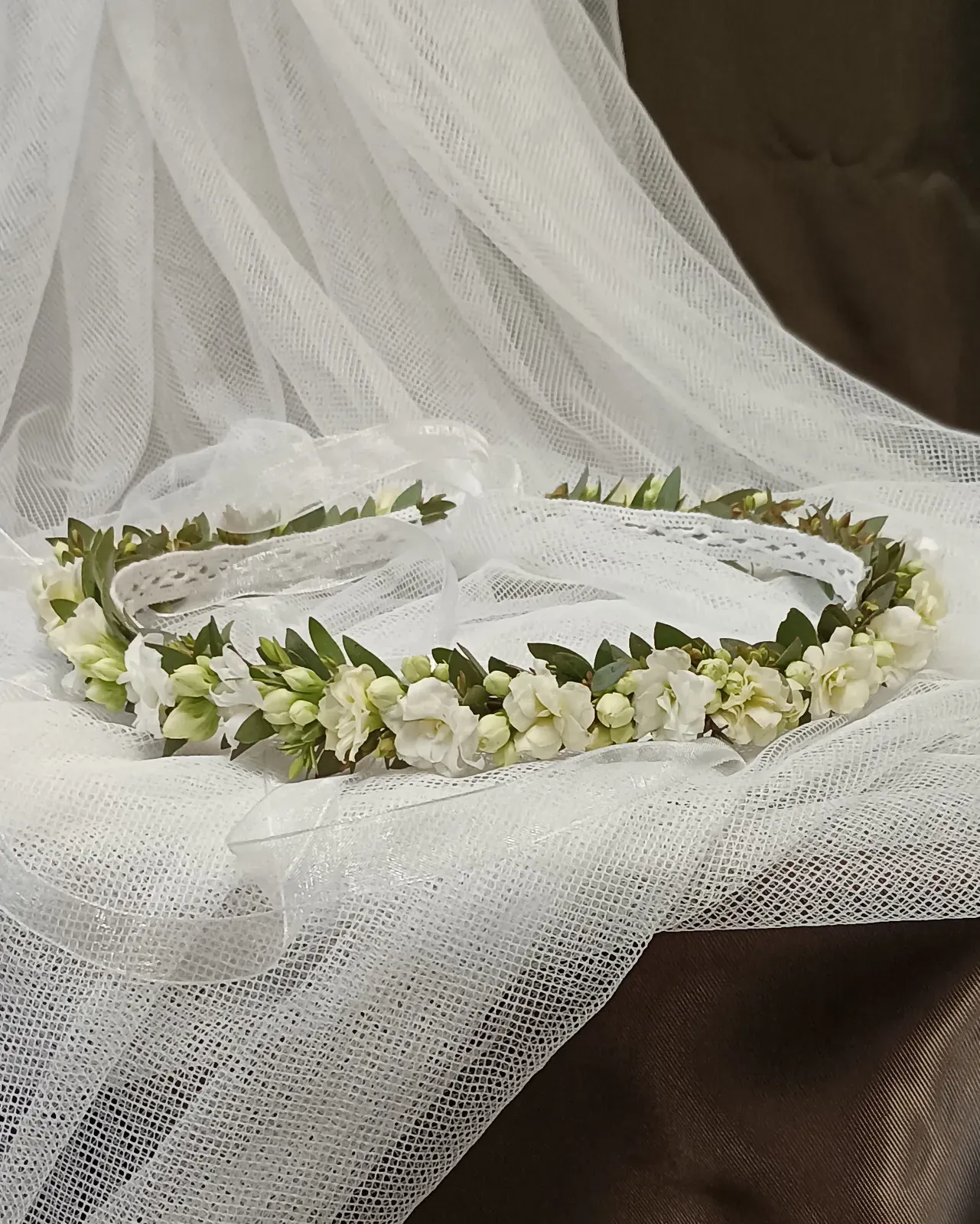 Wianek komunijny z drobnych białych kwiatów - Wiosenna Pracownia Florystyczna, Kraków