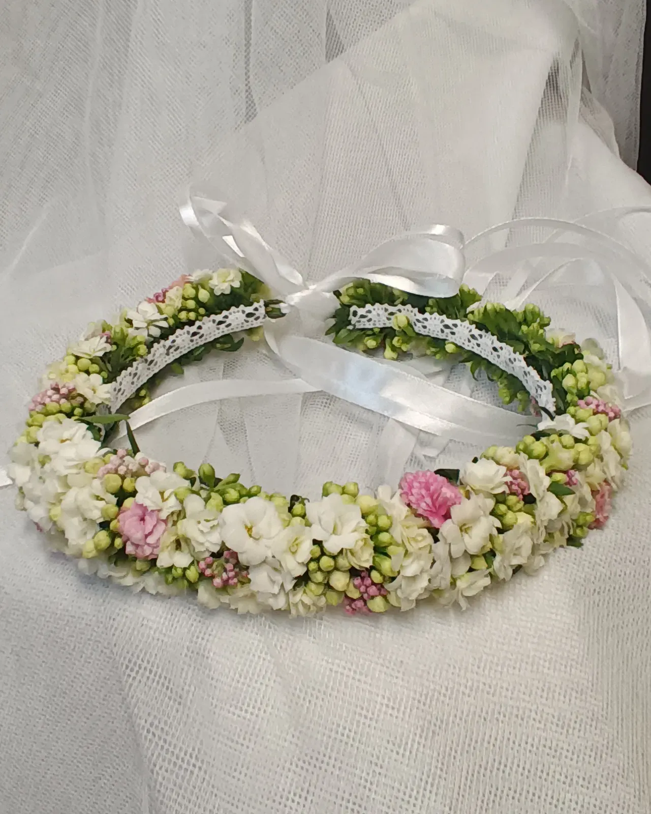 Pastelowy wianek komunijny z różowymi kwiatami - Wiosenna Pracownia Florystyczna, Kraków