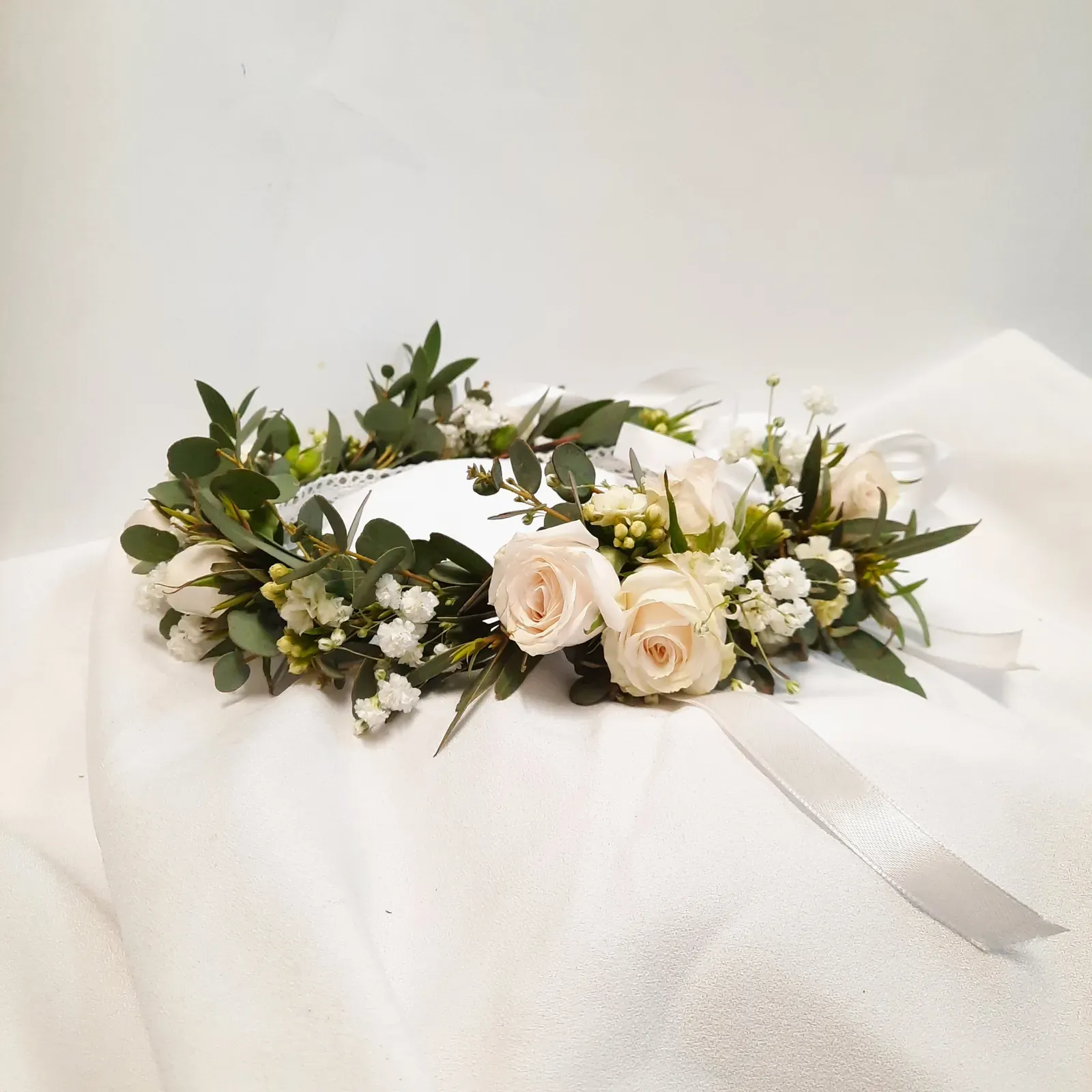 Wianek komunijny z pudrowych róż i zieleni - Wiosenna Pracownia Florystyczna, Kraków