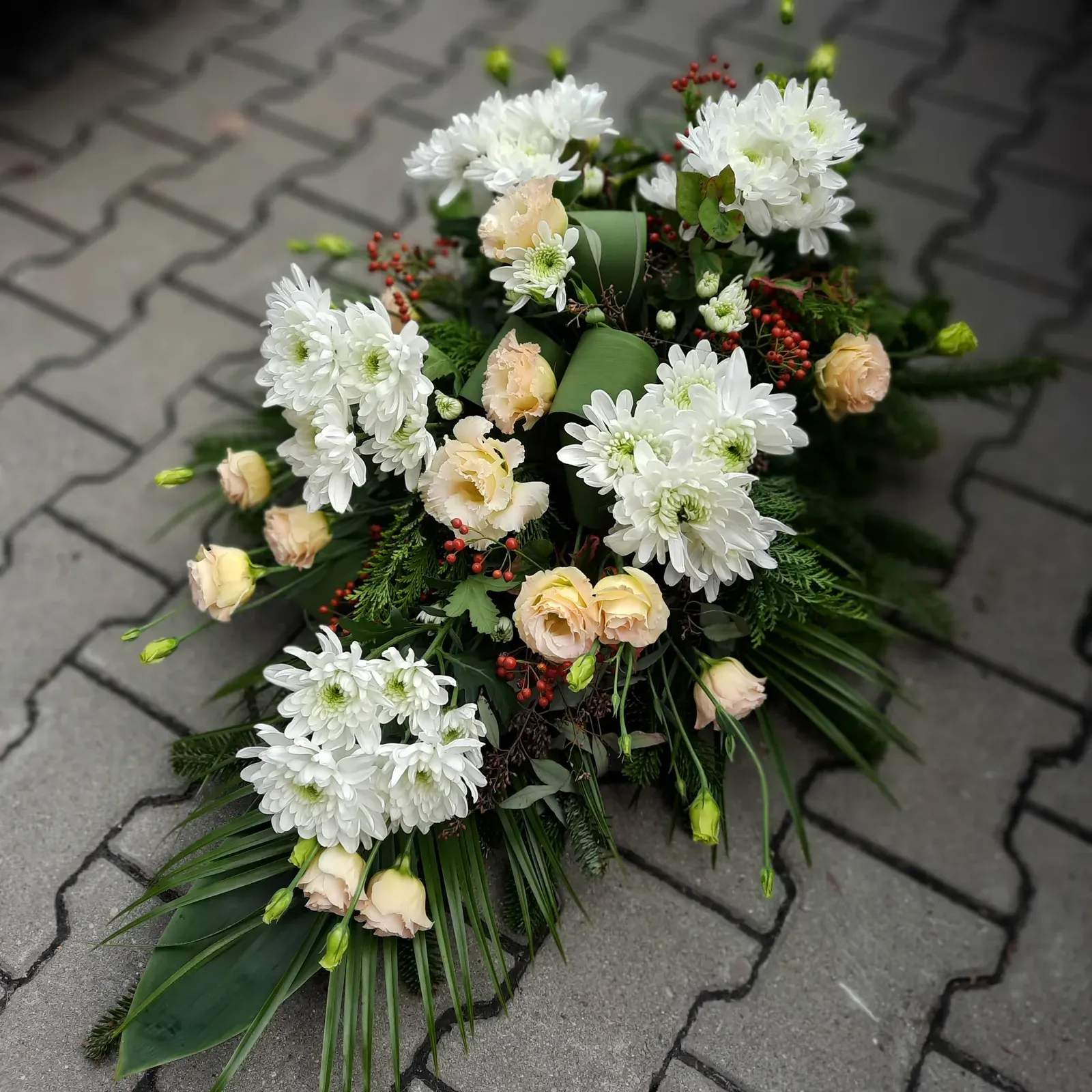 Wiązanka pogrzebowa z białych chryzantem i róż - Wiosenna Pracownia Florystyczna, Kraków