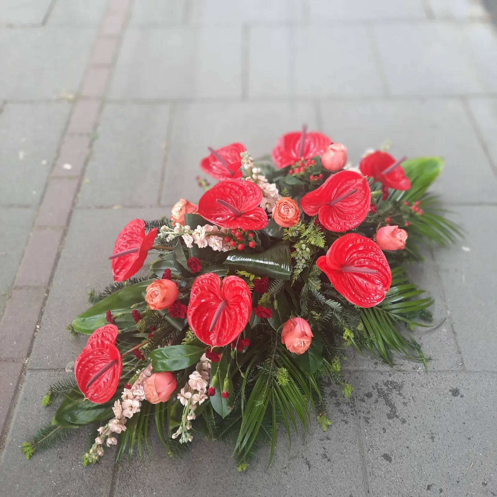 Wiązanka pogrzebowa z czerwonych anturium - Wiosenna Pracownia Florystyczna, Kraków