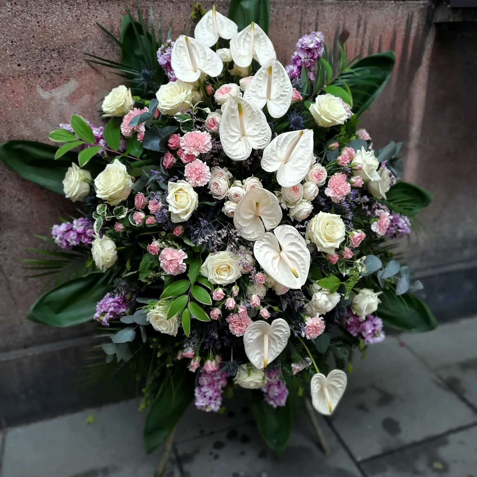 Biało-różowy wieniec pogrzebowy z anturiami - Wiosenna Pracownia Florystyczna, Kraków