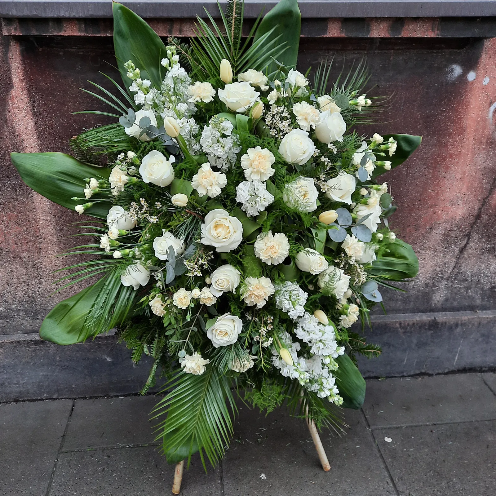Biały wieniec pogrzebowy z różami i eustomą - Wiosenna Pracownia Florystyczna, Kraków